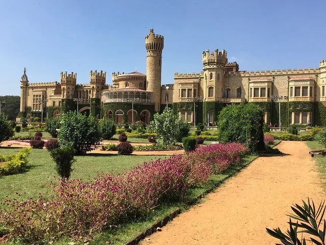 Vista amplia del Palacio de Bangalore con un jardín y un camino