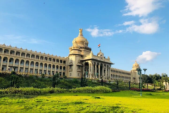 Das prächtige Vidhana Soudha in Bangalore mit grünen Rasenflächen