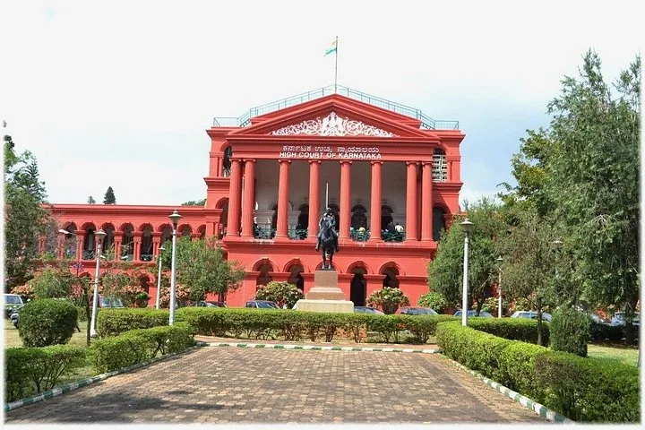 Edificio del Tribunal Superior de Karnataka con una estatua enfrente