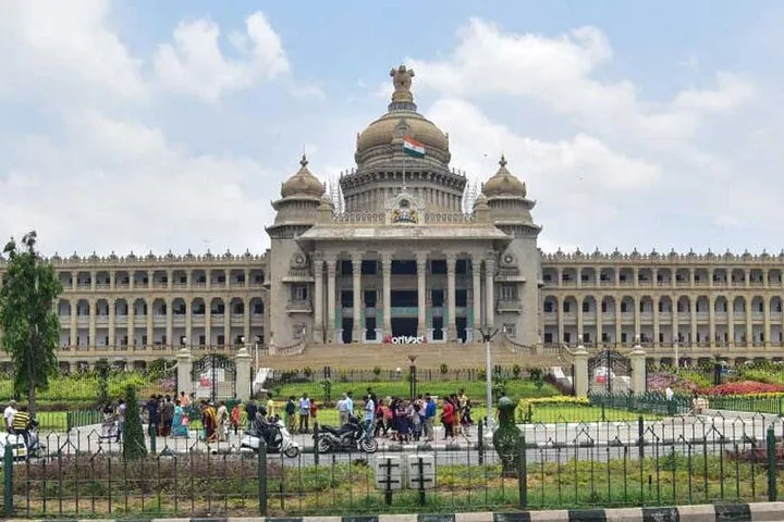 Vidhana Soudha en Bangalore con gente en primer plano